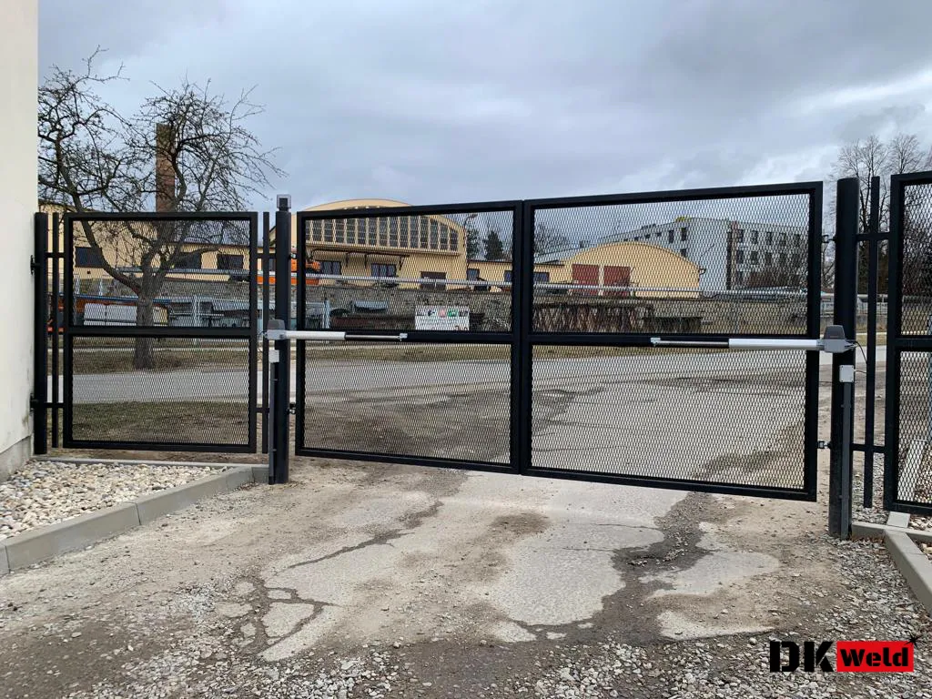 Dvoukřídlá brána s výplní z tahokovu po montáži